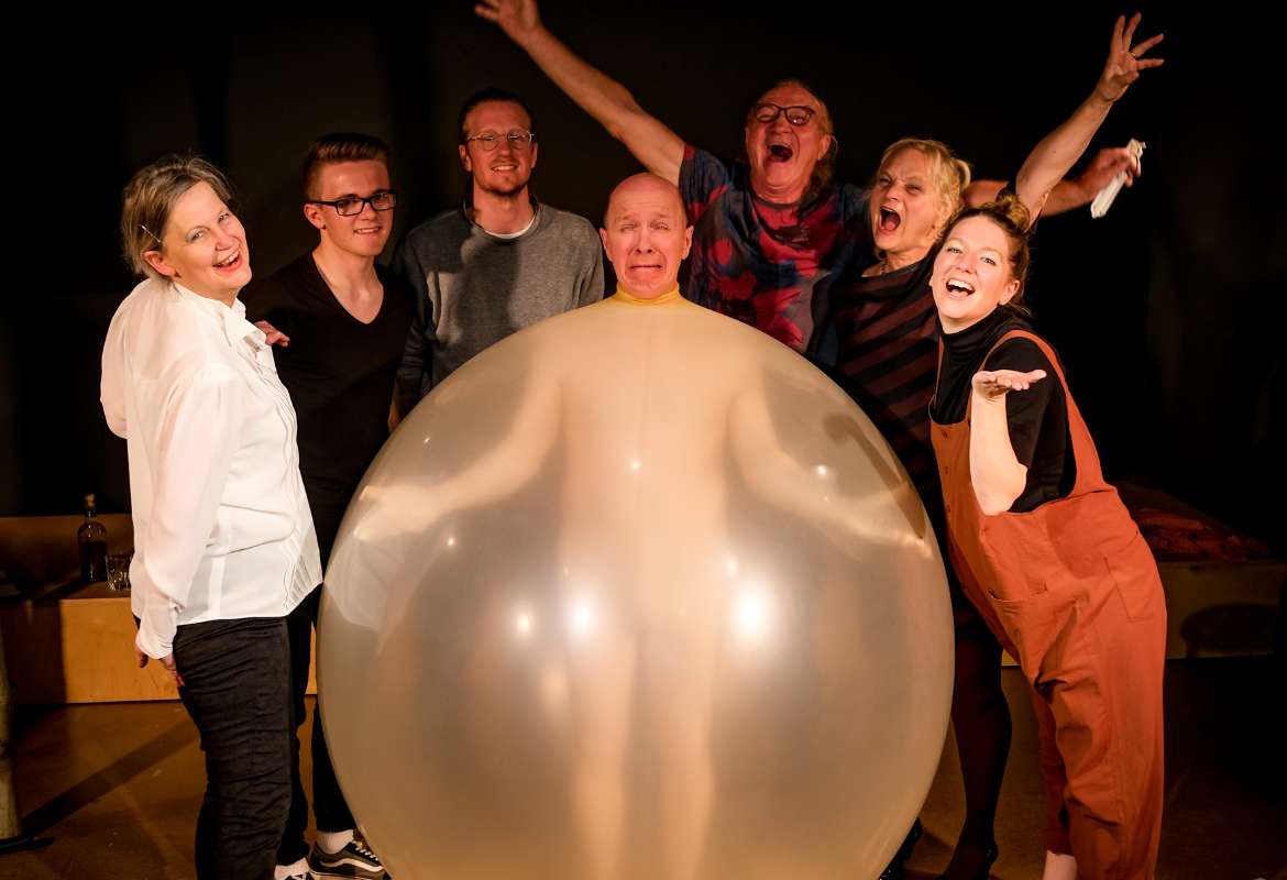 Ensemble des Hoftheaters Scharzfeld auf der Bühne mit einem übergroßen Ballon