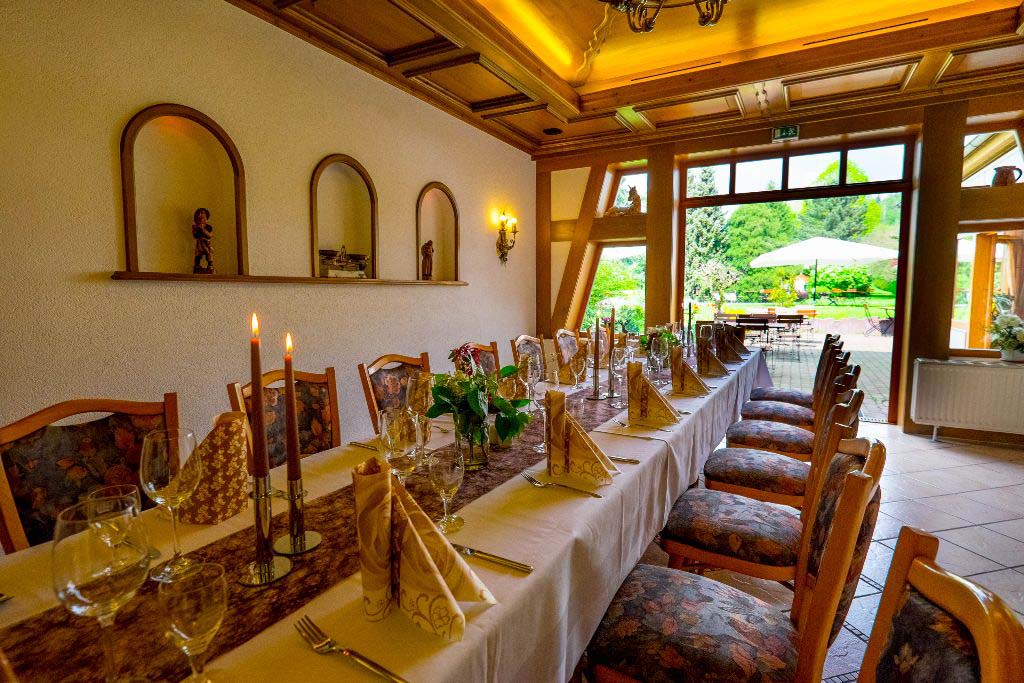 Lange festlich gedeckte Tafel mit Kerzenleuchtern im Saal des Harzer Hofs