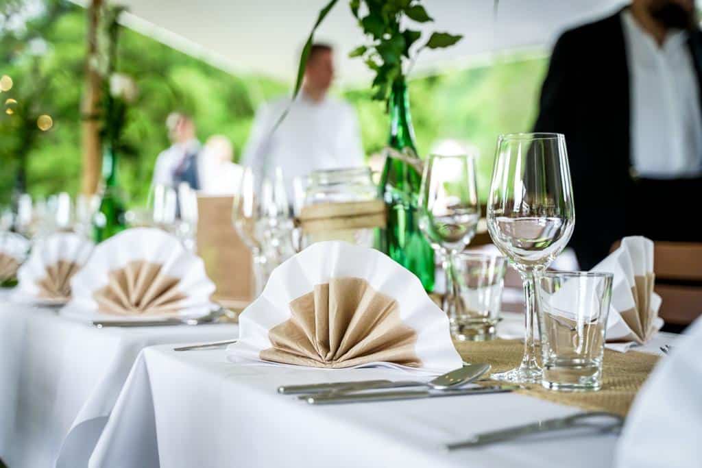 Festlich eingedeckte Hochzeitstafel im Freien am Harzer Hof