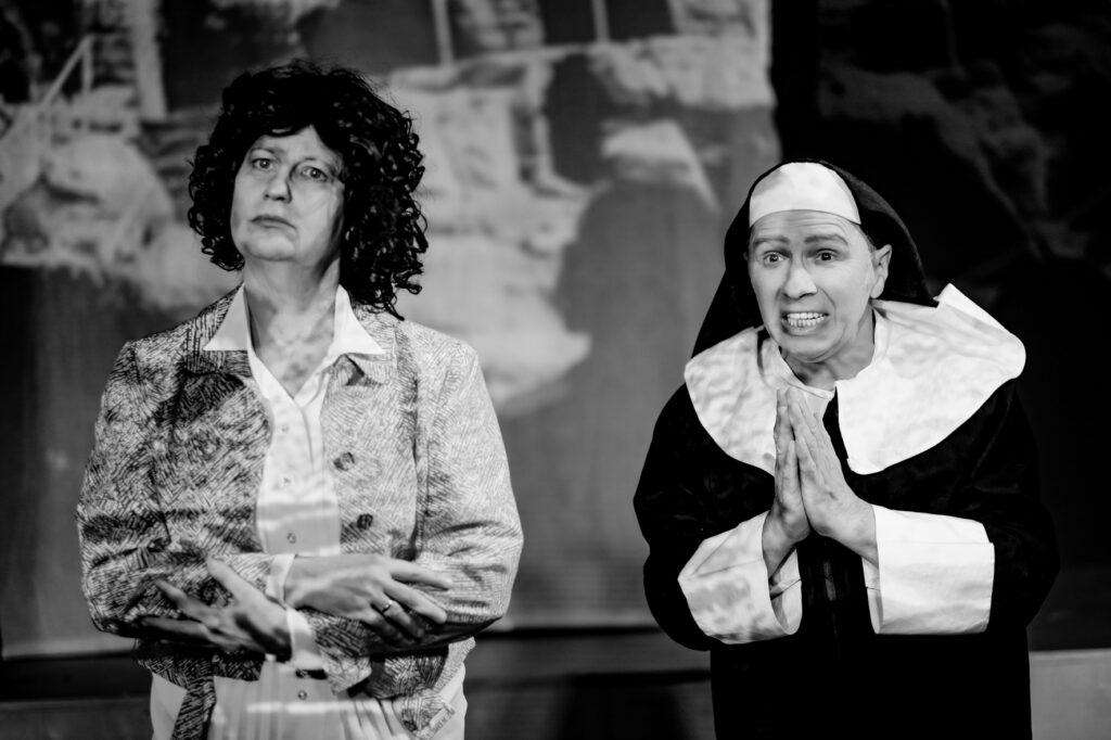 Neue Spielzeit im Hoftheater Scharzfeld Ada Petra Doering Menzel Und Schwester Franziska Dieter Menzel Foto Dietrich Kuehne 1024x682