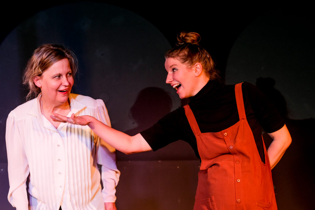 Neue Spielzeit im Hoftheater Scharzfeld Ada Petra Doering Menzel Und Die Echte Tochter Ophelia Jennifer Menzel Foto Dietrich Kuehne 1024x682