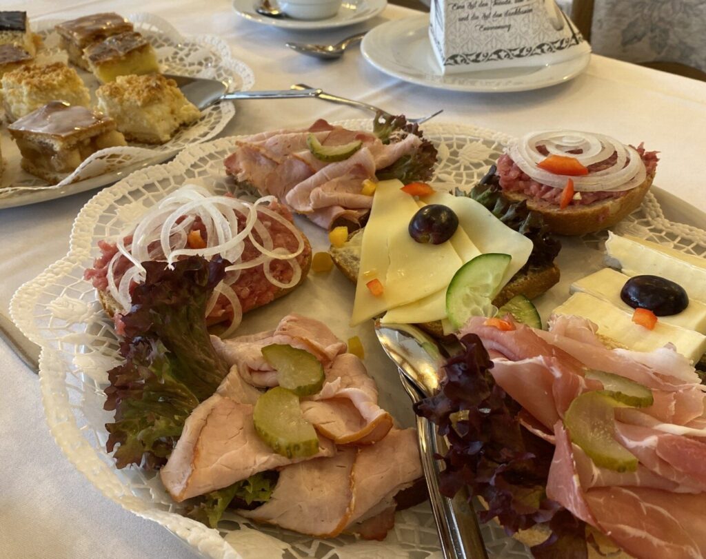 Schnittchenplatte mit Wurst und Käse
