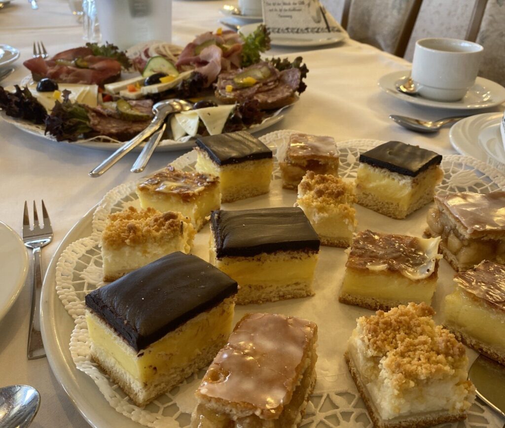 Kuchenplatte mit verschiedenen Kuchensorten