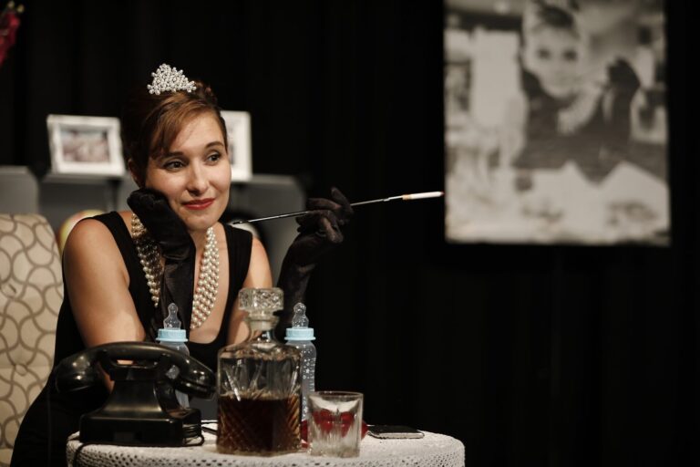 En suite - Allein mit Audrey Hepburn Gastspiel erstmals im Hoftheater Scharzfeld
