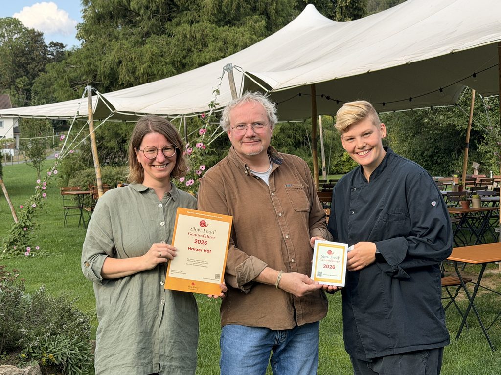 christian barsch überreicht jennifer und lisa vom harzer hof die slow food urkunde