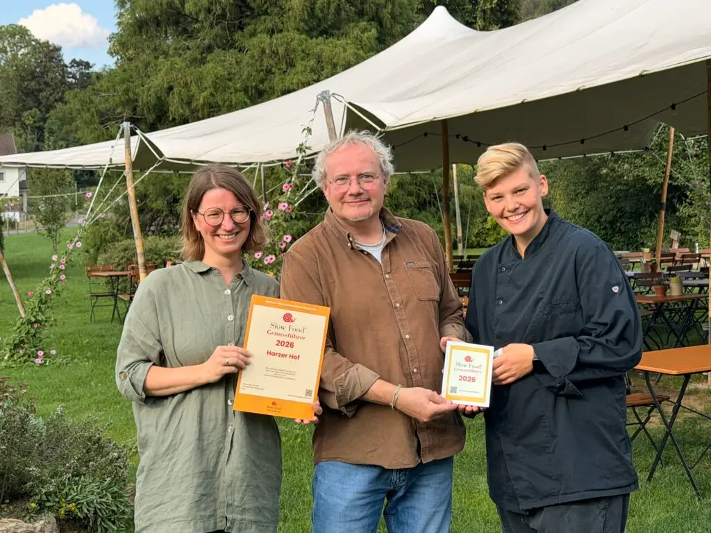 christian barsch überreicht jennifer und lisa vom harzer hof die slow food urkunde
