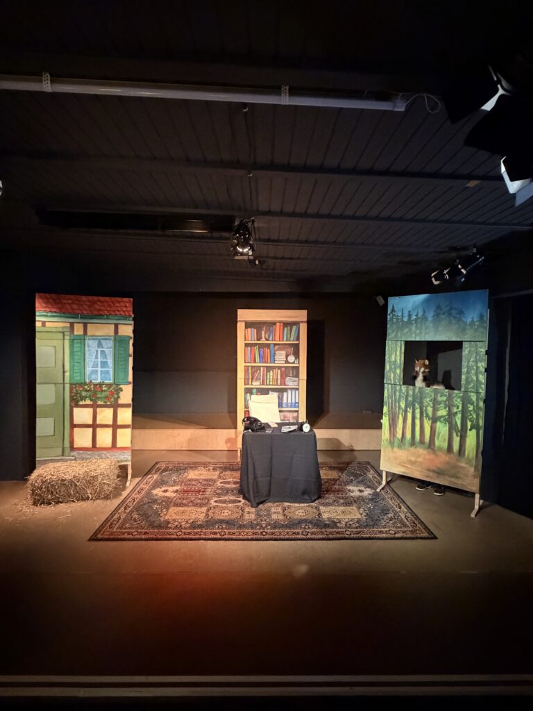 Bühnenbild mit Fachwerkhaus, Detektivbüro und Wald für das Kindermusical im Hoftheater Scharzfeld