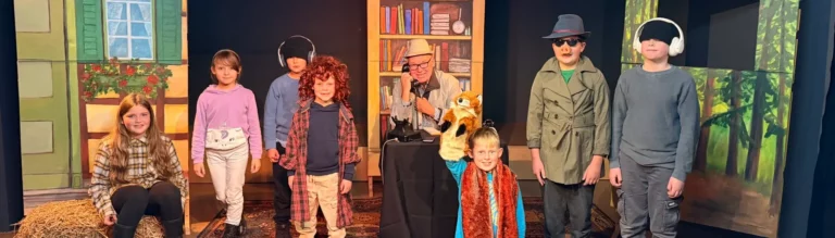 Kinder in Kostümen beim Krimi-Musical „Mr. Pig und das Geheimnis des Einhorns“ im Hoftheater Scharzfeld