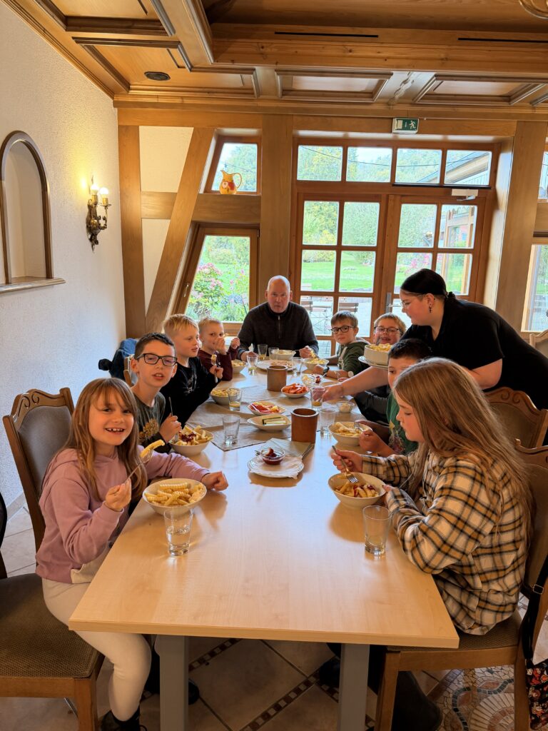 Die Workshop-Kinder beim gemeinsamen Essen im Harzer Hof in Scharzfeld