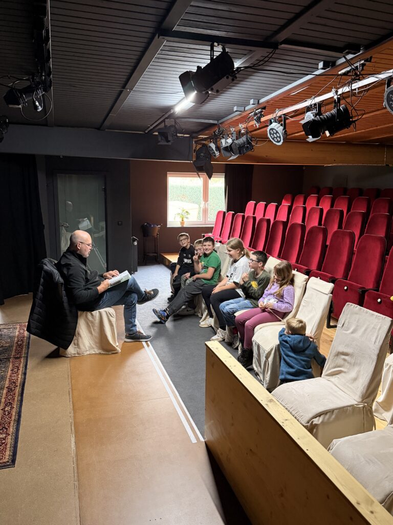 Liedermacher Frank Bode liest mit Kindern das Musical beim Herbstferien-Workshop
