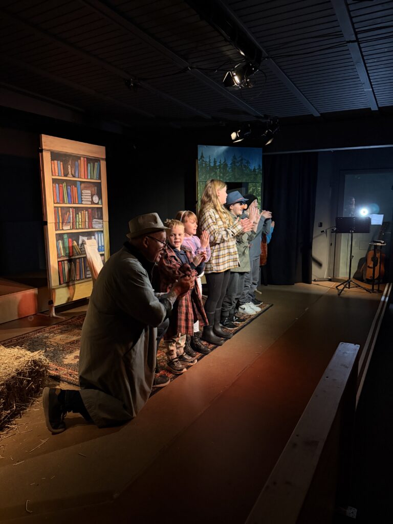 Schlussapplaus nach der Aufführung des Krimi-Musicals, vorn kniend Nick Nase